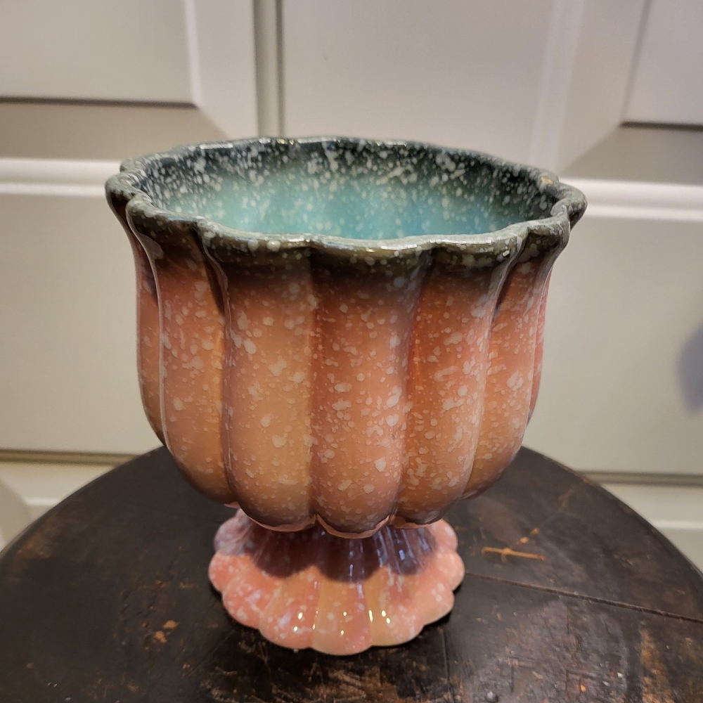 Vintage Hull Pottery "Royal" 5 3/4" Urn Vase